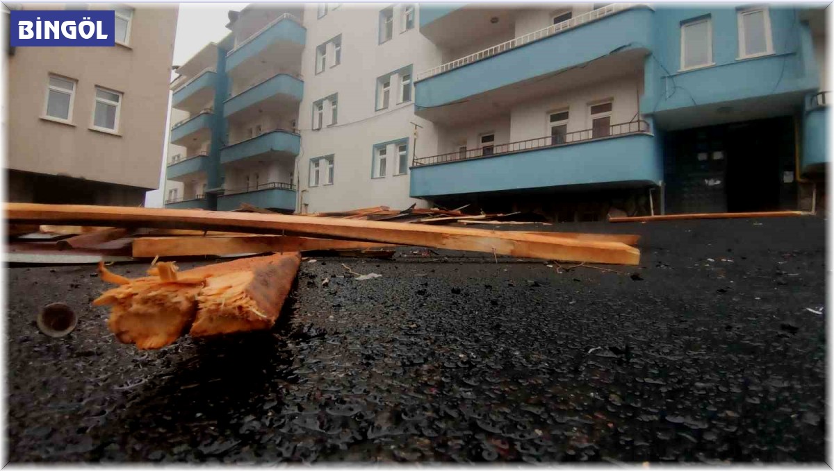 Bingöl'de fırtına çatıları uçurdu