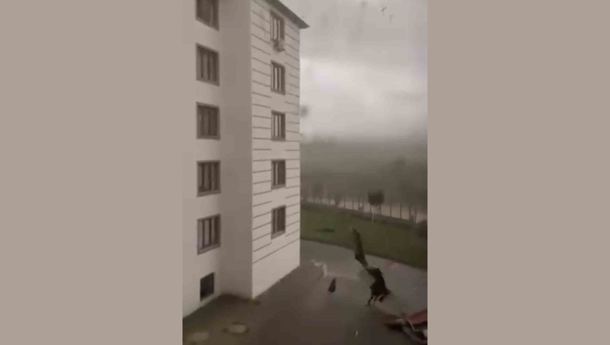 Bingöl'de fırtına etkili oldu: Çatıdan kopan parça çocuğun üzerine düştü