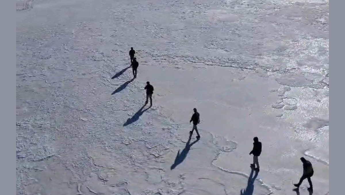 Bingöl'de göl buz tuttu, doğaseverler üzerinde yürüdü