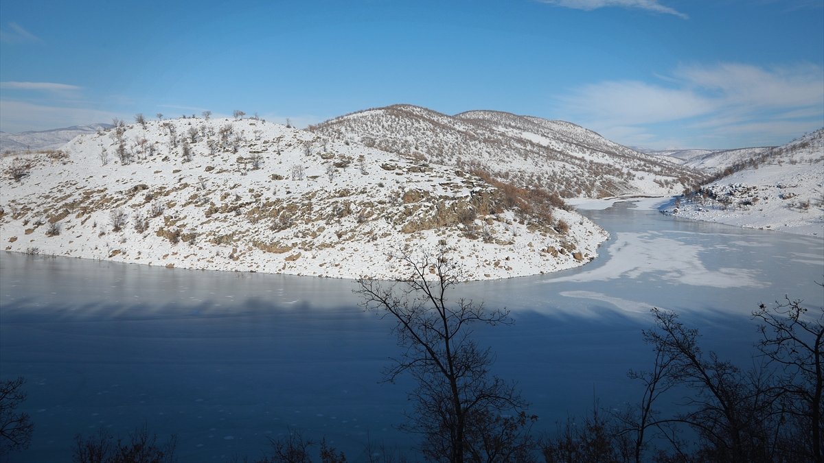 Bingöl'de Gülbahar Barajı gölü dondu