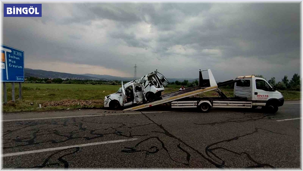 Bingöl'de hafif ticari araç levhaya çarptı: 3 yaralı