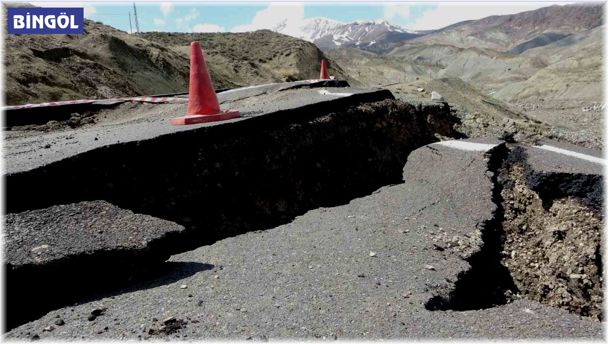 Bingöl'de heyelan: Yarıkların oluştuğu yol ulaşıma kapandı