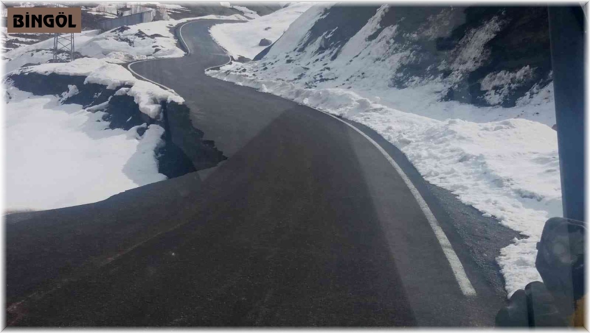 Bingöl'de heyelan yola zarar verdi