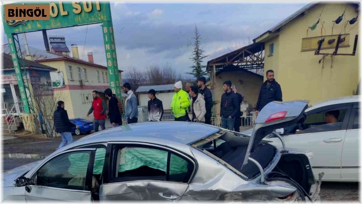 Bingöl'de iki otomobil çarpıştı: 1 yaralı