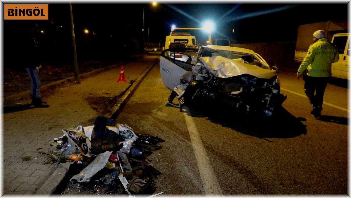 Bingöl'de iki otomobil çarpıştı: 2'si ağır 7 yaralı