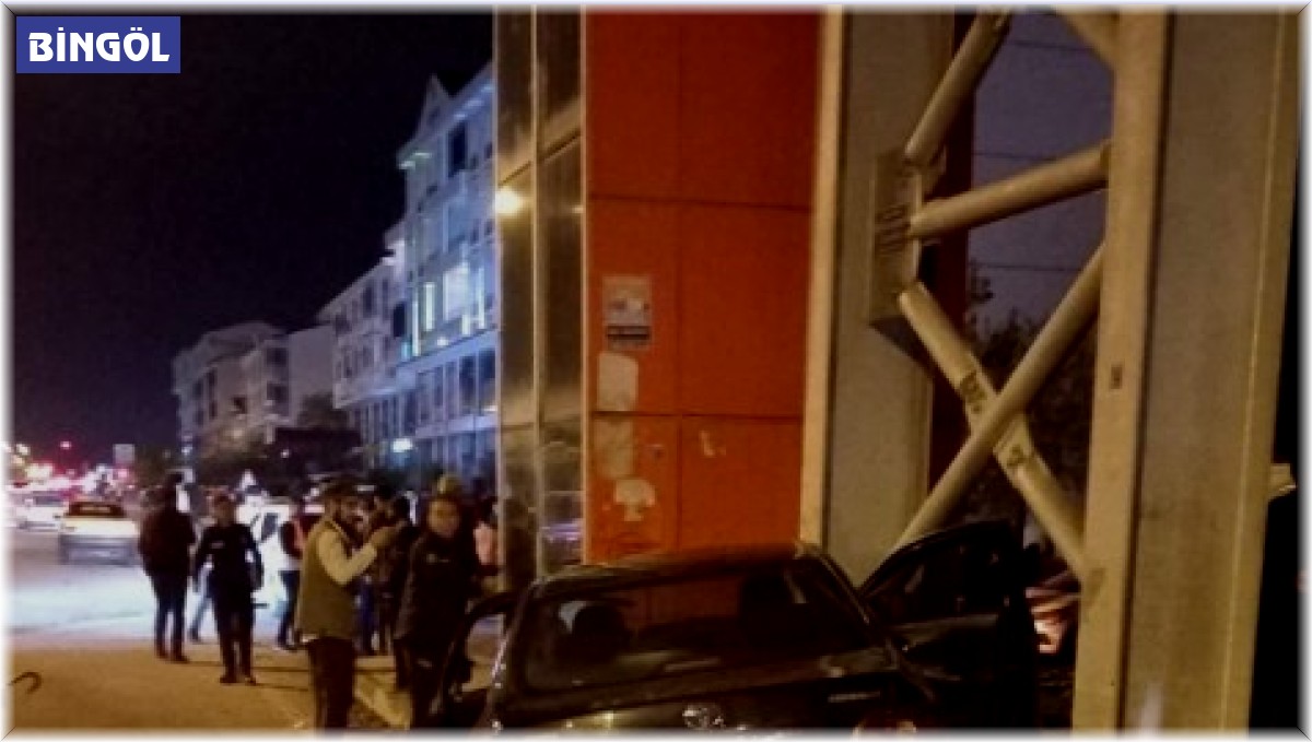 Bingöl'de iki otomobil çarpıştı: 7 yaralı