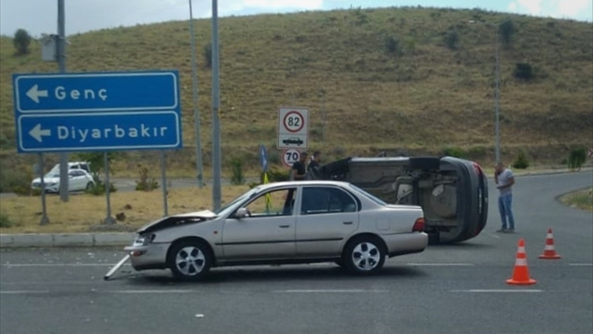 Bingöl'de iki otomobilin çarpıştığı kazada 5 kişi yaralandı