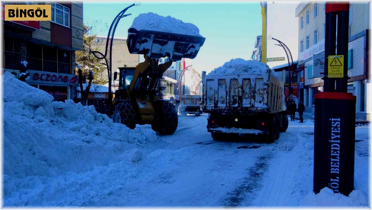 Bingöl'de insan boyuna yaklaşan kar birikintileri kamyonlarla şehir dışına taşınıyor