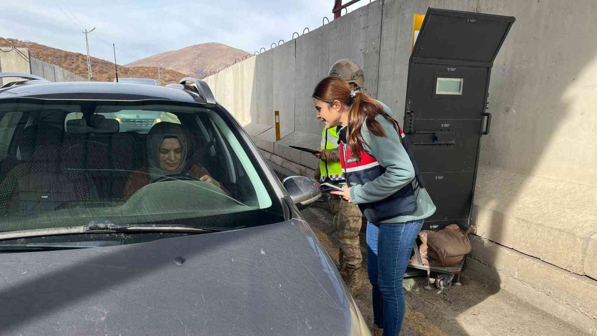 Bingöl'de jandarma 2 bin 670 vatandaşa KADES'i tanıttı