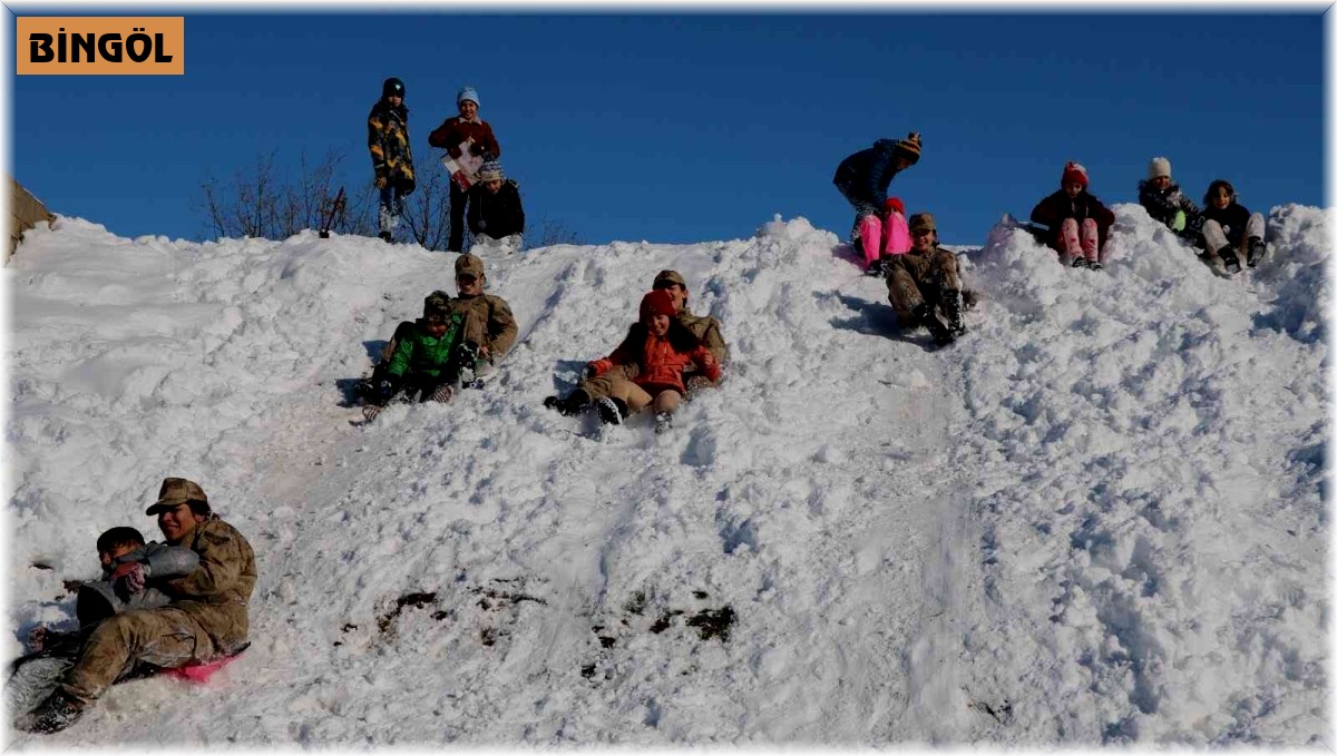 Bingöl'de jandarma çocuklarla kartopu oynadı, kayak yaptı
