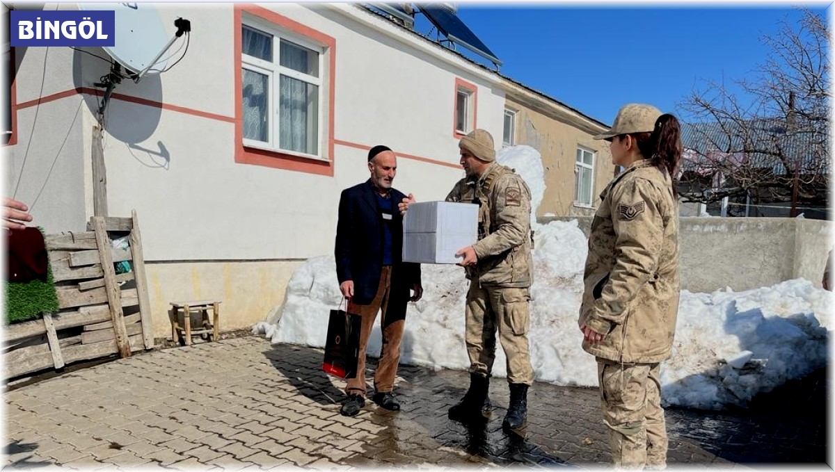 Bingöl'de jandarma ekipleri, deprem bölgesinden gelen vatandaşların taleplerini dinledi