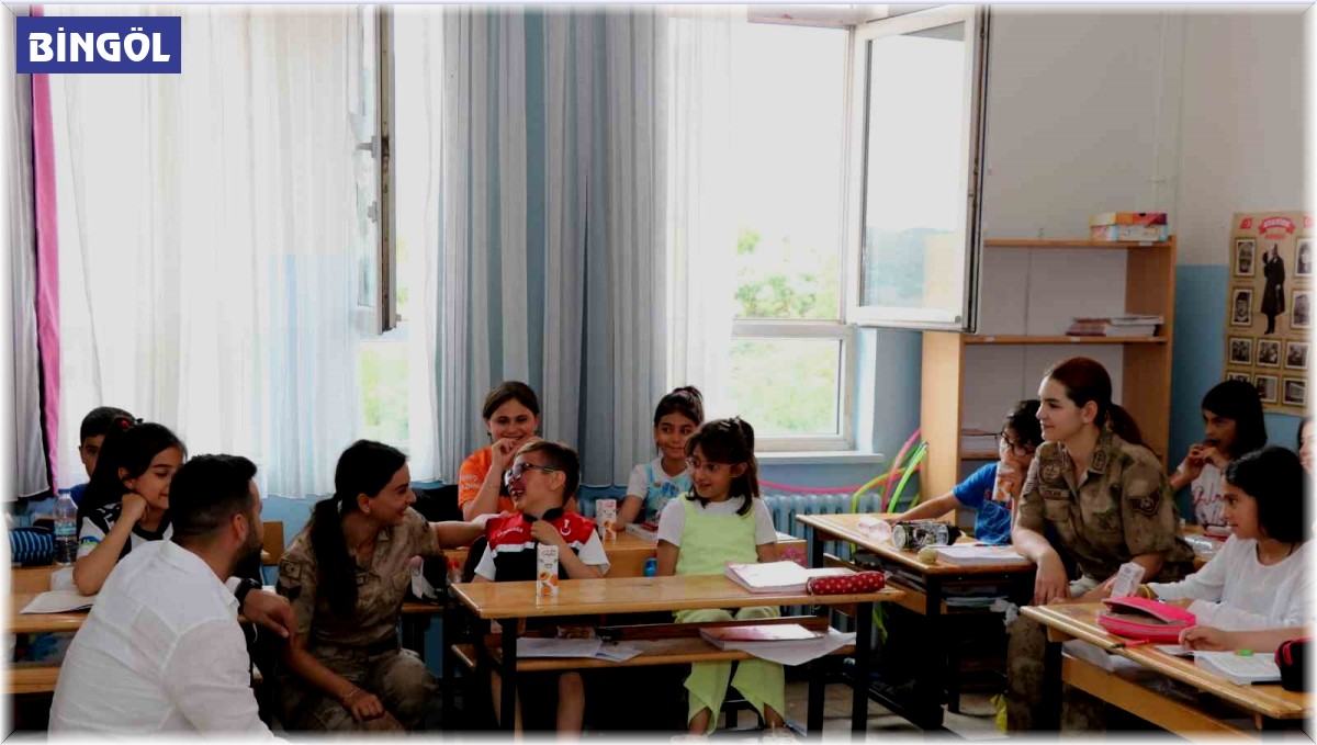 Bingöl'de jandarma ekipleri, hasta çocuğa doğum günü sürprizi yaptı