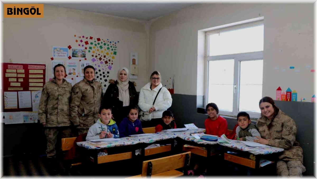 Bingöl'de jandarma ekipleri, öğrencilerle bir araya geldi