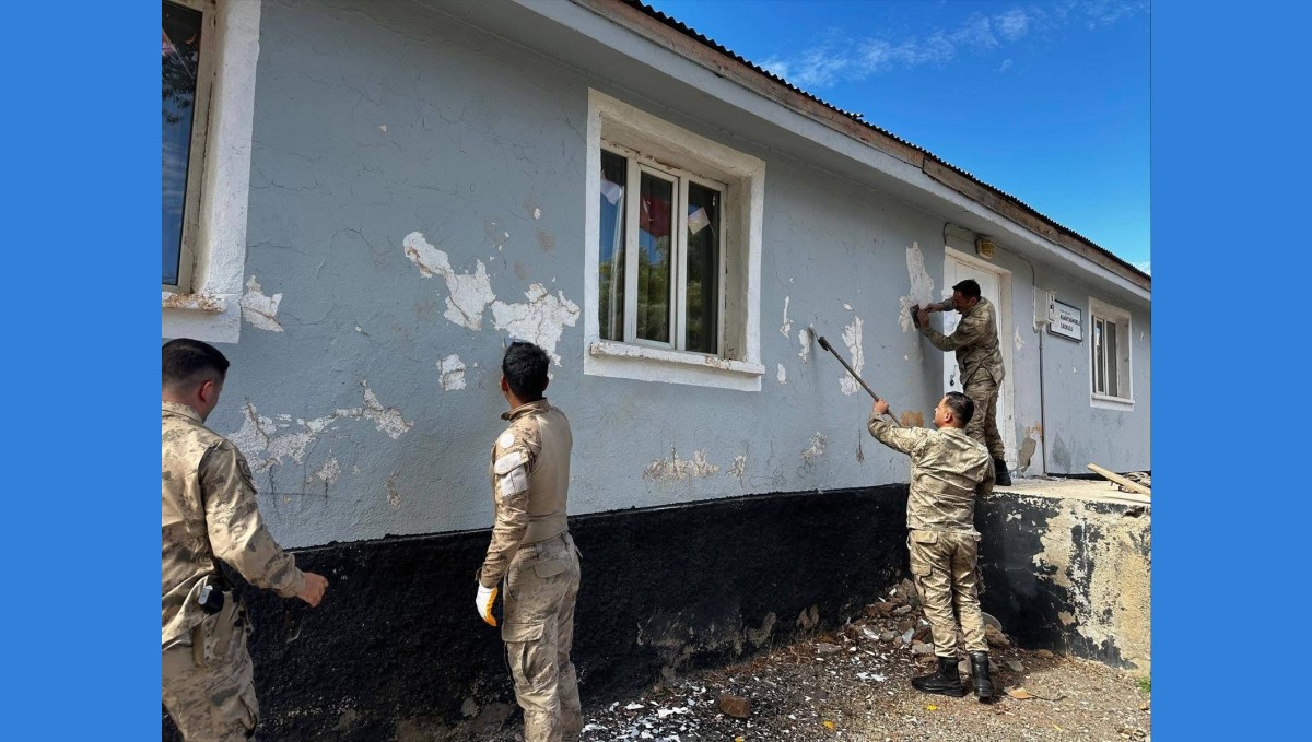 Bingöl'de jandarma ekipleri okulun bakım ve onarımını yaptı