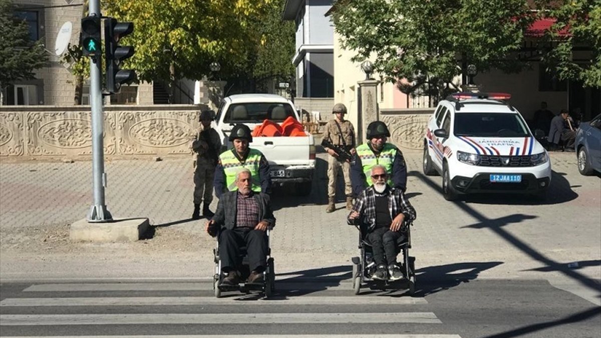 Bingöl'de jandarma ekipleri "öncelik yayanın" projesinde denetimlerini sürdürüyor