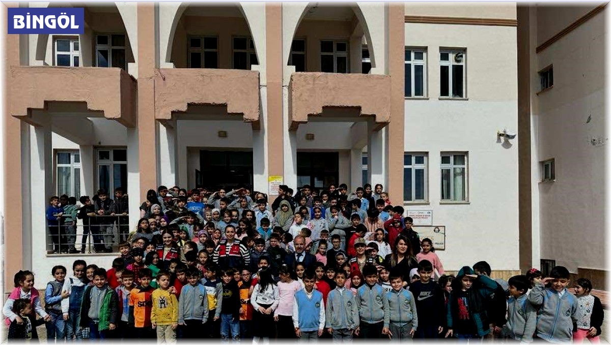 Bingöl'de jandarma, öğrencilere güvenli internet kullanımı eğitimi verdi