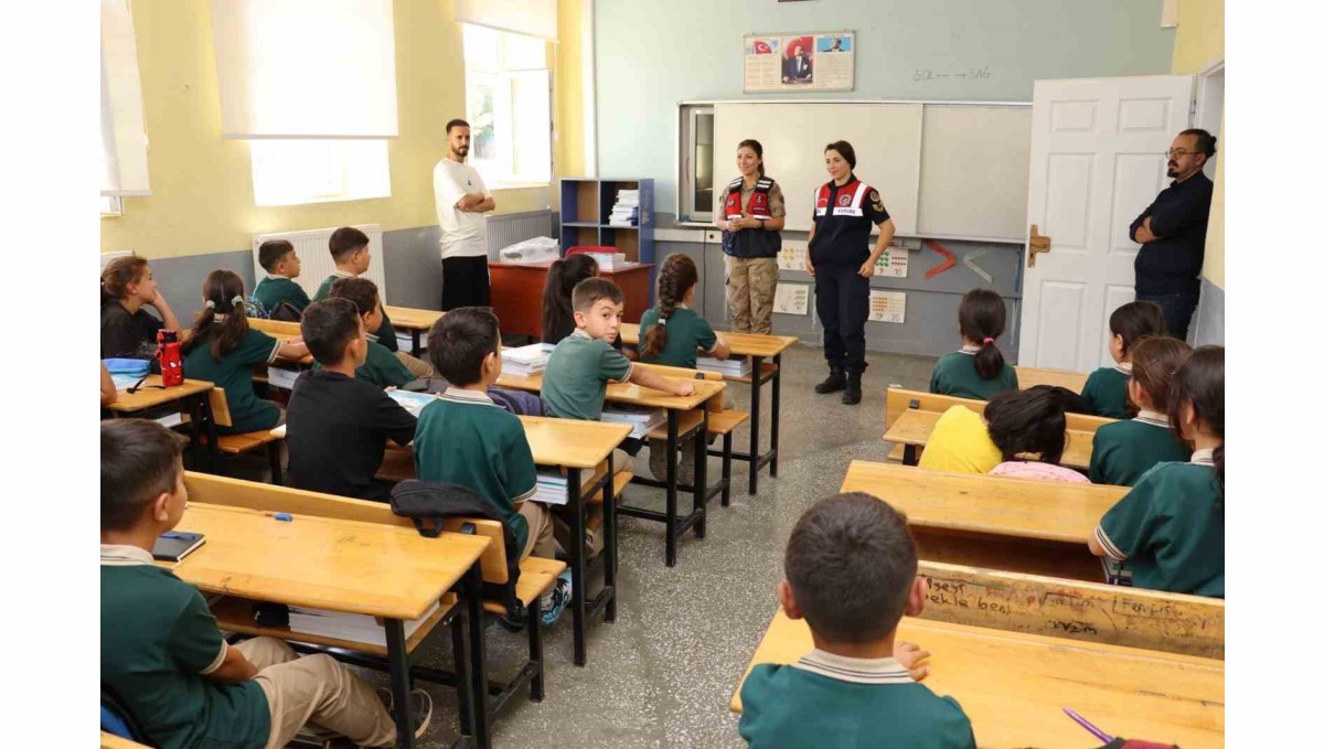 Bingöl'de jandarma öğrencilerin ilk gün heyecanına ortak oldu