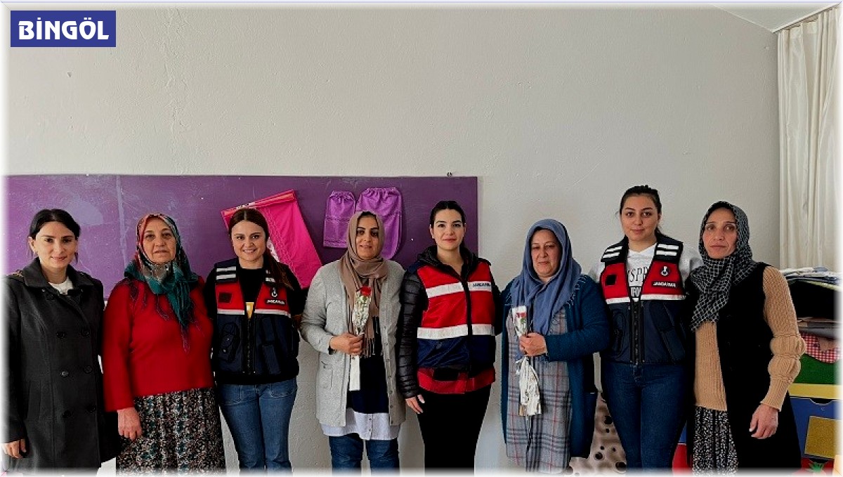 Bingöl'de jandarma, öğretmenlerin gününü kutladı