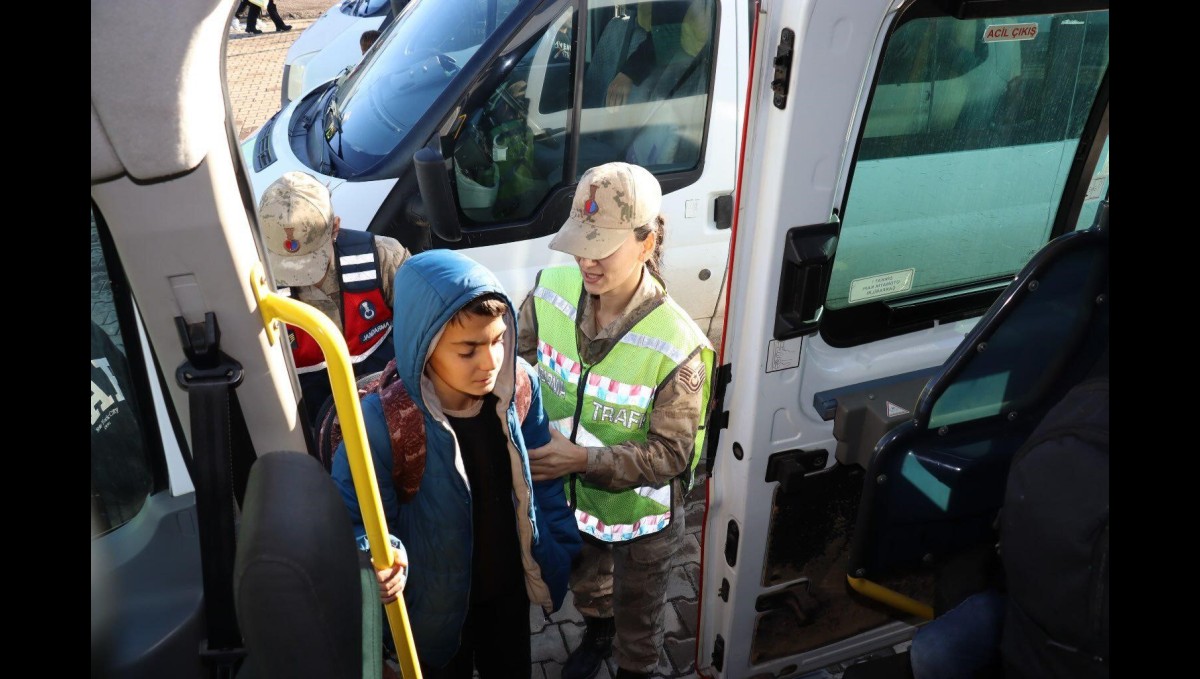 Bingöl'de jandarma, okul çevrelerini ve servislerini denetledi