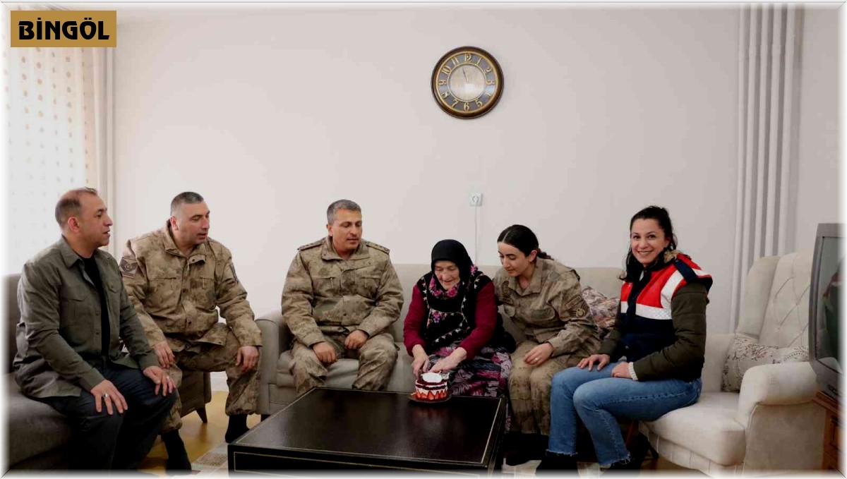 Bingöl'de jandarma yaşlıları ziyaret etti