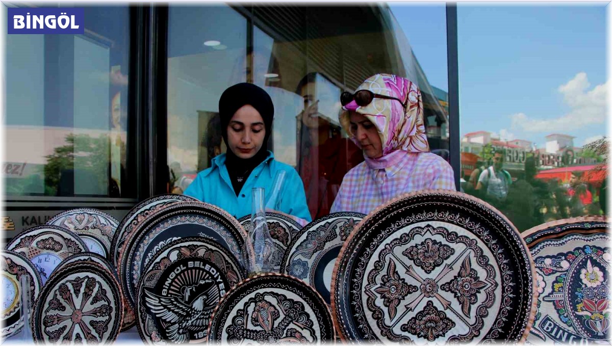 Bingöl'de kadınların el emeği göz nuru ürünleri sergilendi