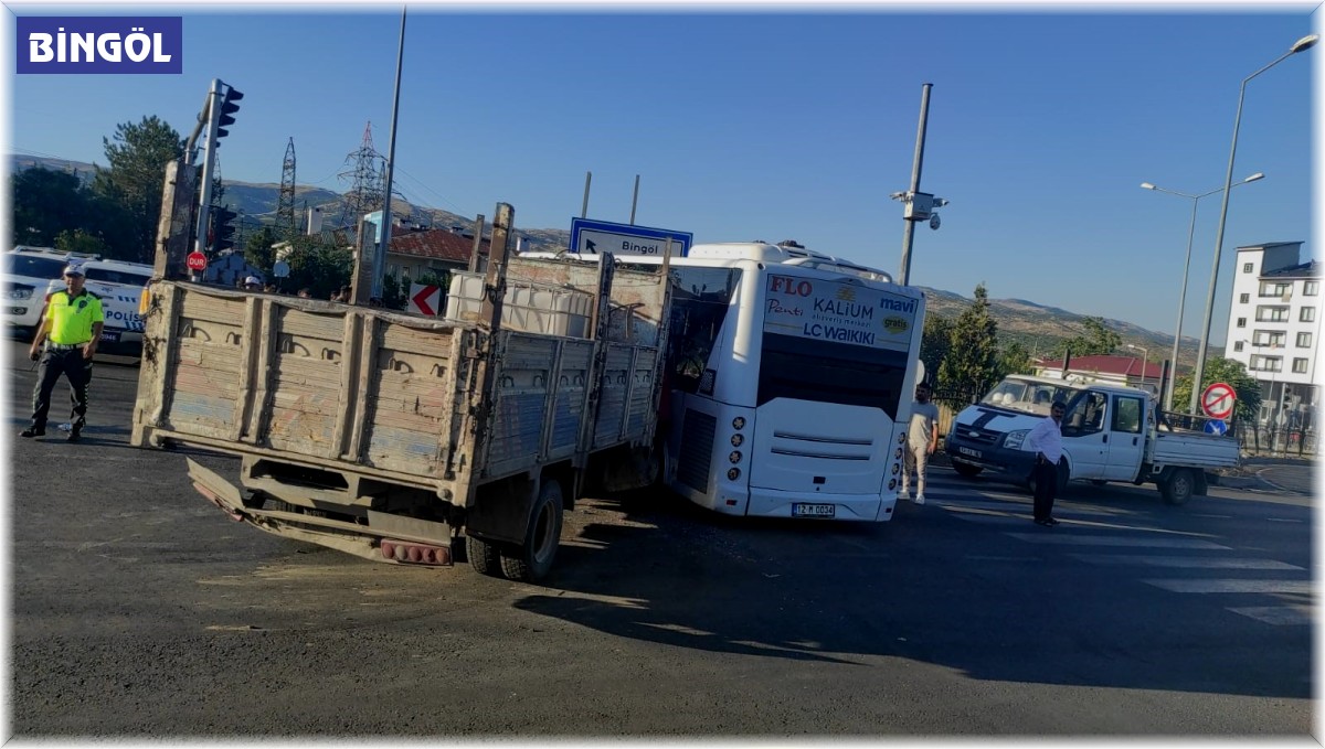 Bingöl'de kamyon ile halk otobüsü çarpıştı: 6 yaralı