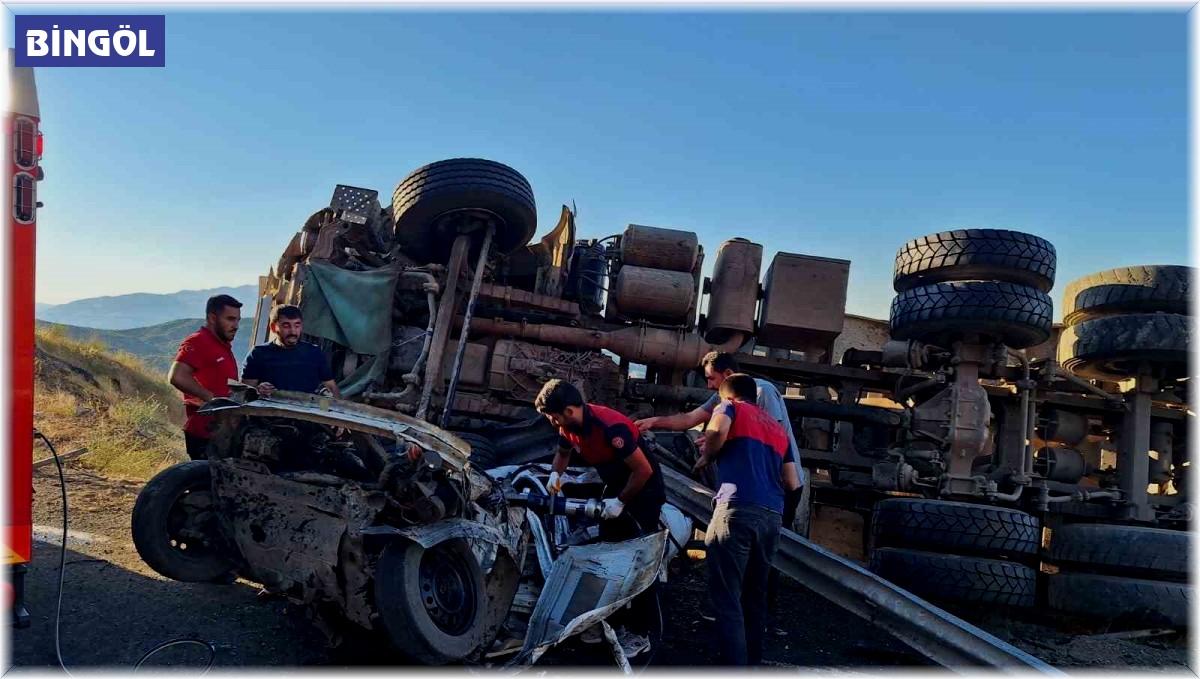 Bingöl'de kamyon ve otomobil çarpıştı: 3 yaralı
