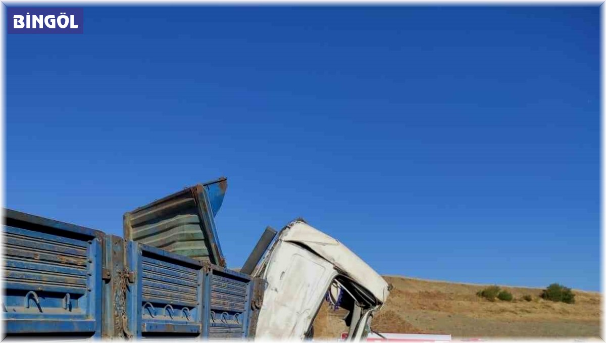 Bingöl'de kamyon ve tır çarpıştı: 2 yaralı