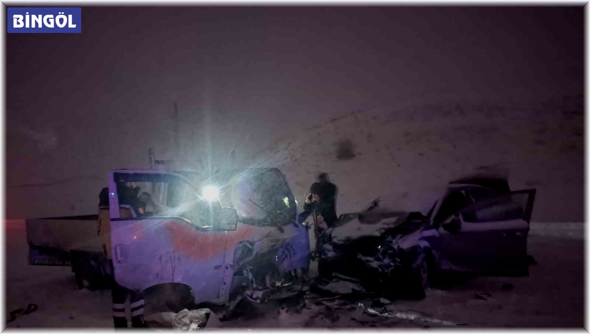 Bingöl'de kamyonet ile otomobil çarpıştı: 1 ölü, 6 yaralı