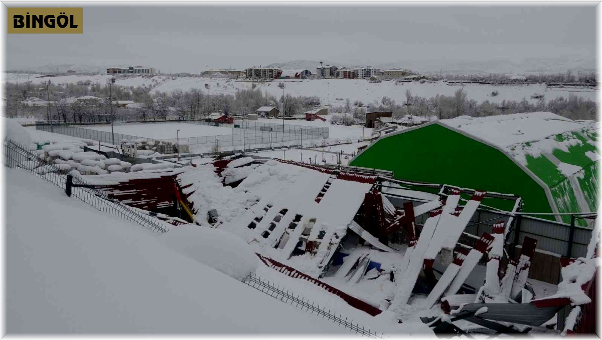 Bingöl'de kar kütlesine dayanamayan çatı çöktü