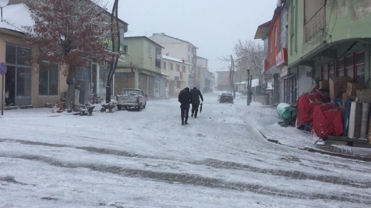 Bingöl'de kar ve tipi nedeniyle Karlıova'da okullar tatil edildi