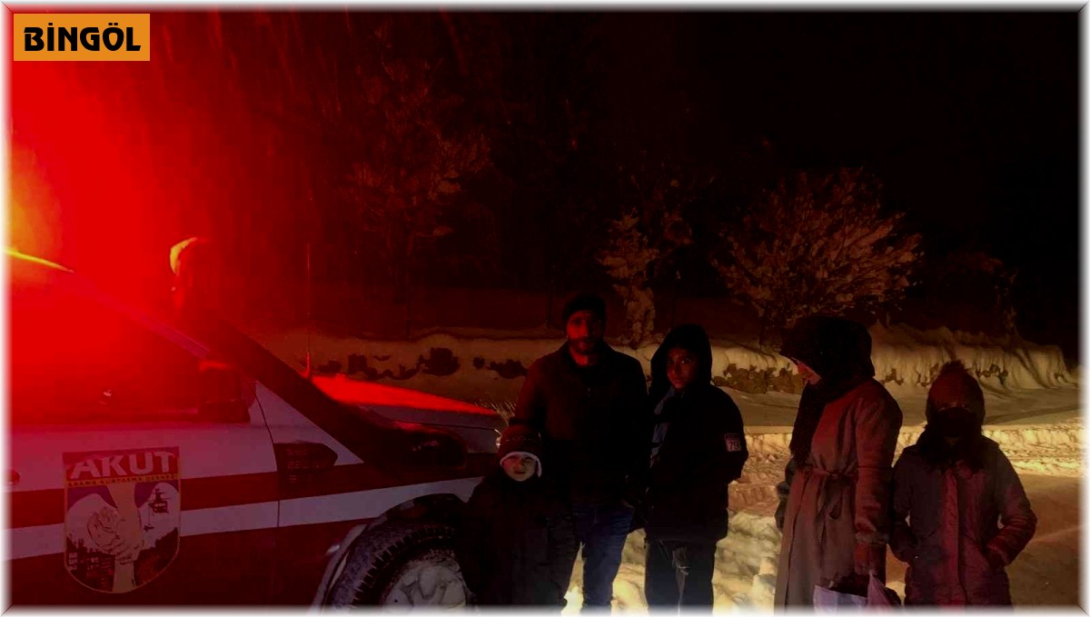 Bingöl'de kar ve tipide mahsur kalan ailenin imdadına AKUT yetişti