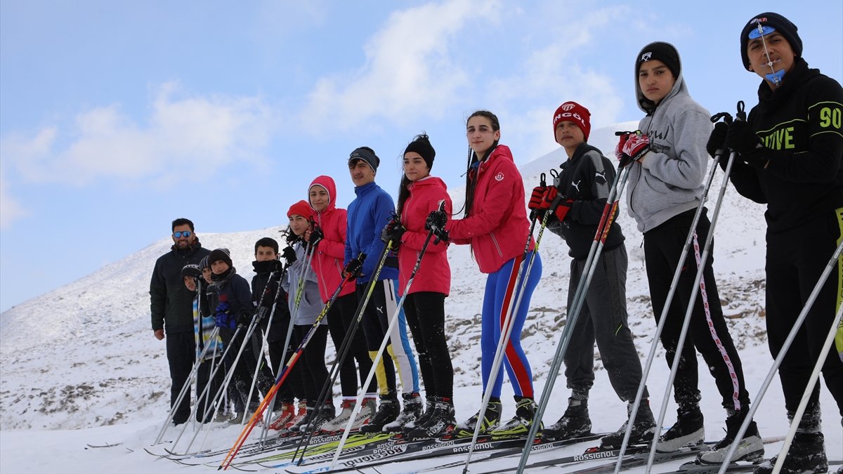 Bingöl'de kar yağışı kayakçıların yüzünü güldürdü