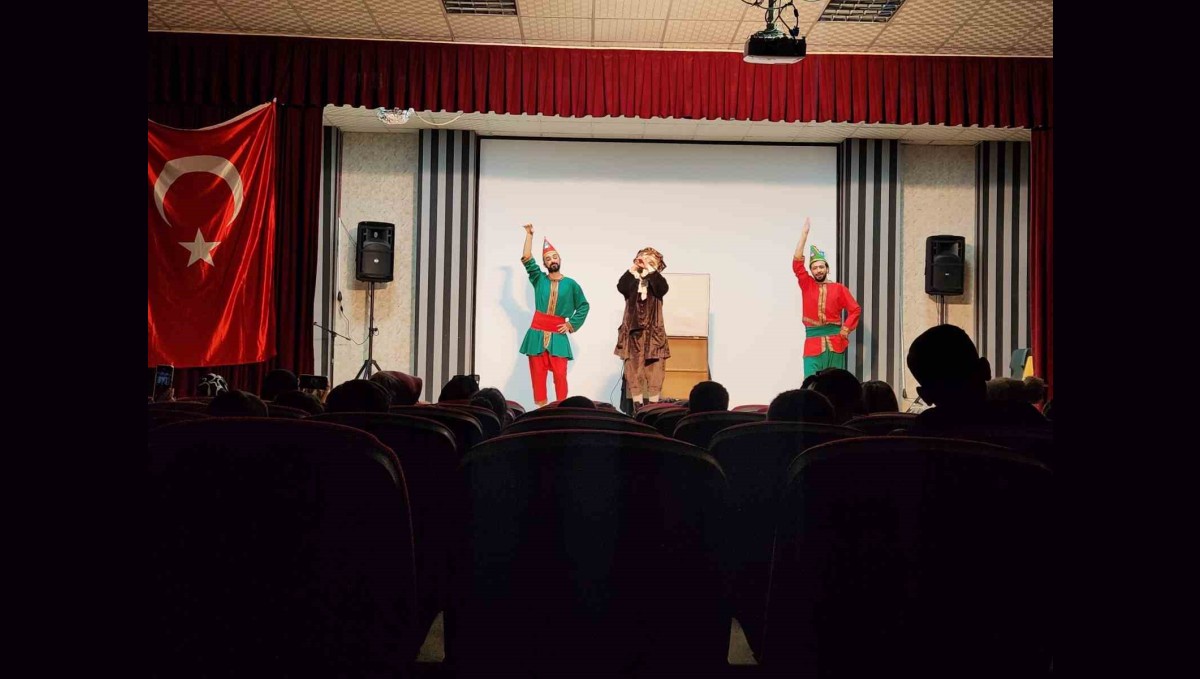 Bingöl'de Karagöz ile bilim sahneye taşındı