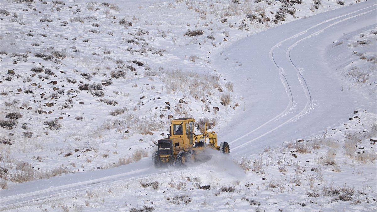 Bingöl'de kardan kapanan 10 köy yolu açıldı