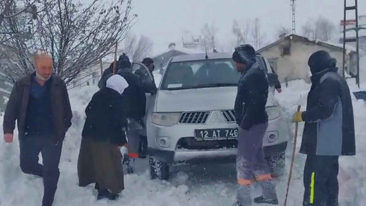 Bingöl'de kardan yolu kapanan köyde rahatsızlanan muhtar ekiplerce hastaneye ulaştırıldı