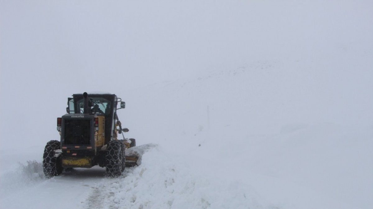 Bingöl'de karla kapanan 67 köy yolu ulaşıma açıldı