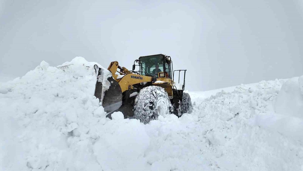 Bingöl'de karla mücadele çalışmaları gece gündüz sürüyor