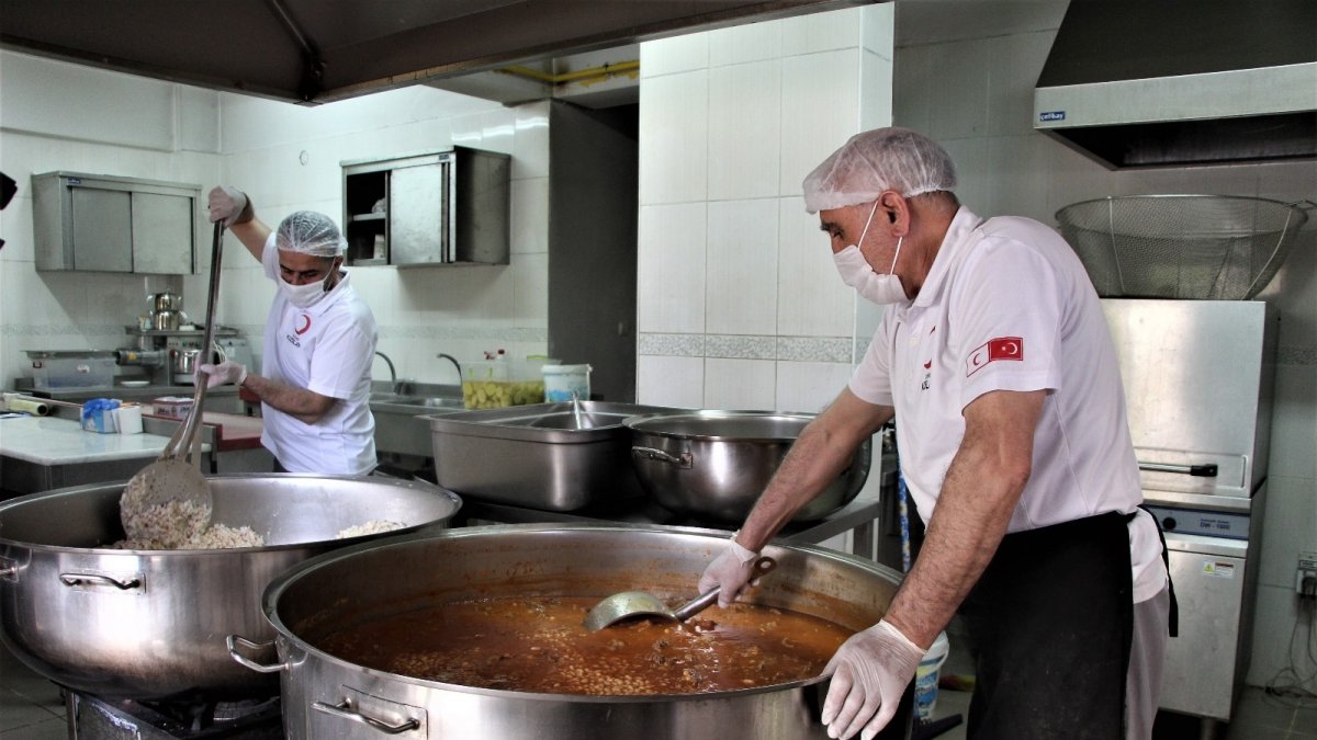 Bingöl'de kazanlar ihtiyaç sahipleri için kaynıyor, yemekler evlere ulaştırılıyor