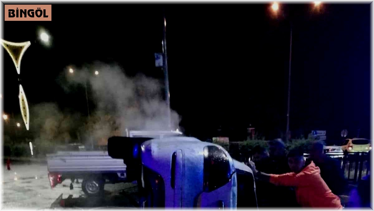 Bingöl'de kontrolden çıkan otomobil bariyerler çarptı: 2 ölü