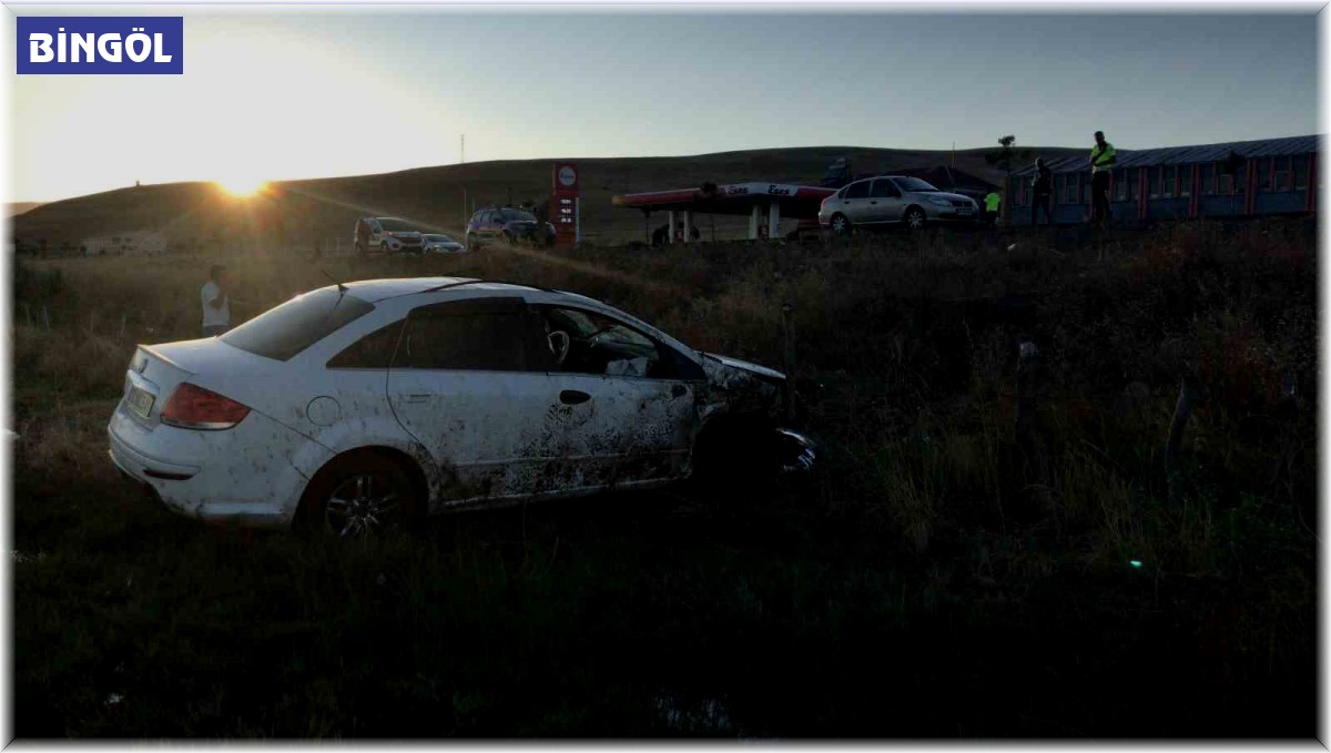 Bingöl'de kontrolden çıkan otomobil tarlaya uçtu: 3 yaralı
