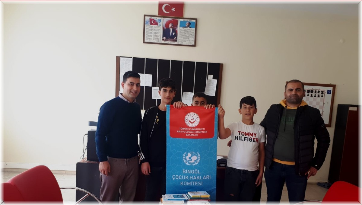 Bingöl'de köy okuluna kitap bağışı yapıldı