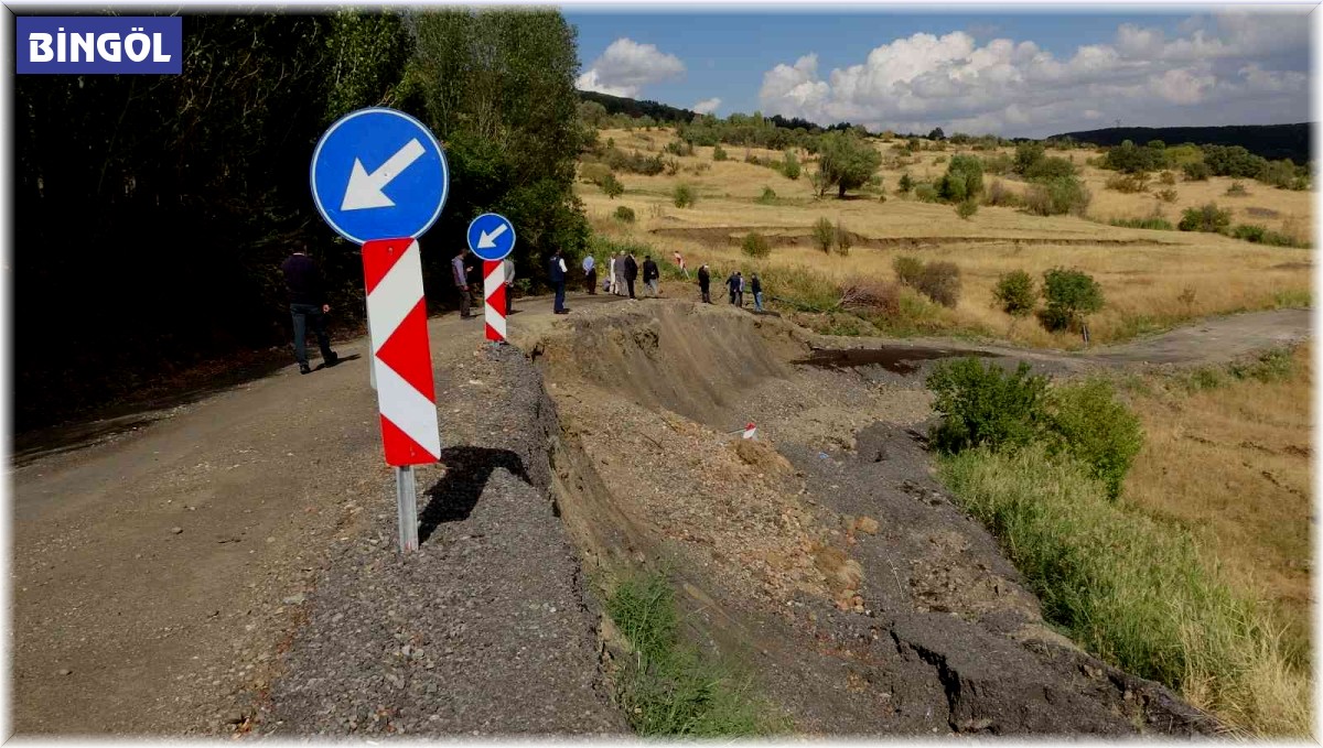 Bingöl'de köy sakinleri heyelan nedeniyle çöken yolun yapılmasını istiyor