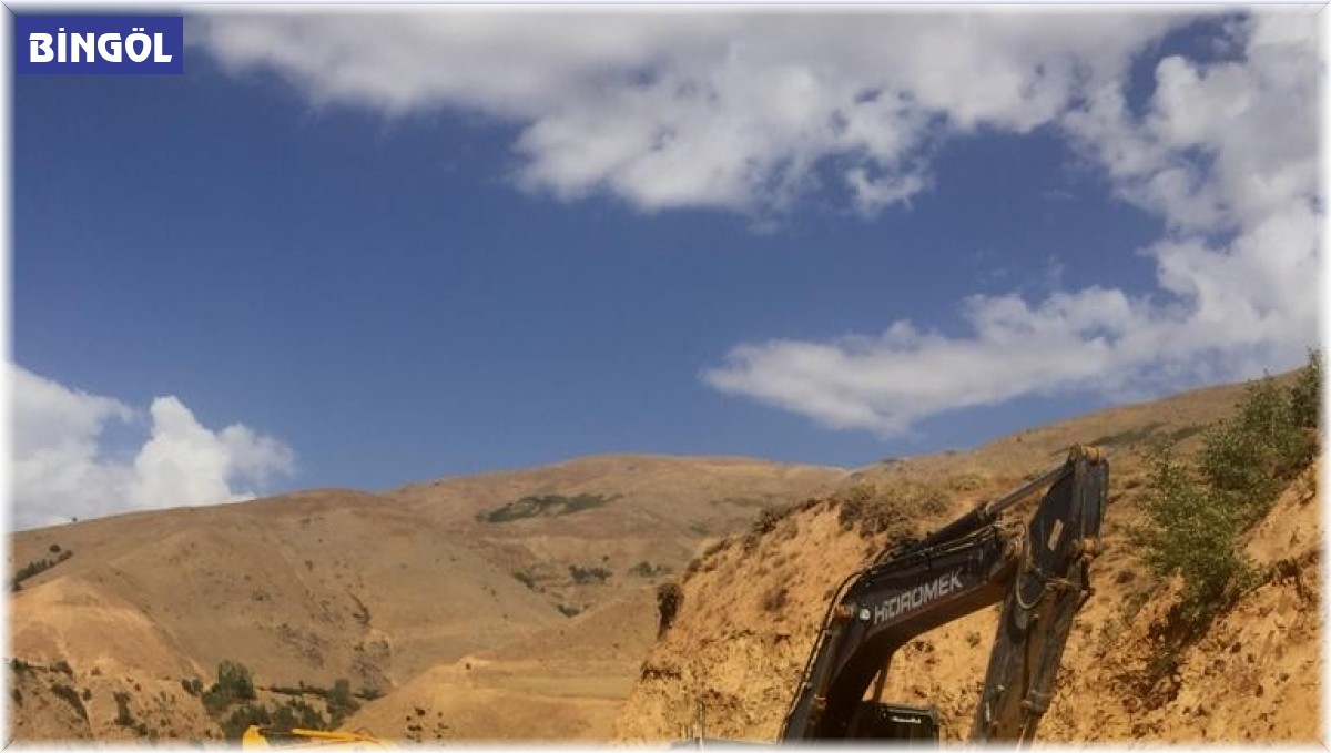 Bingöl'de köy yolları genişletiliyor