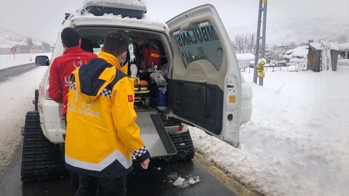 Bingöl'de köyde mahsur kalan diyaliz hastası UMKE'nin yardımıyla hastaneye yetiştirildi
