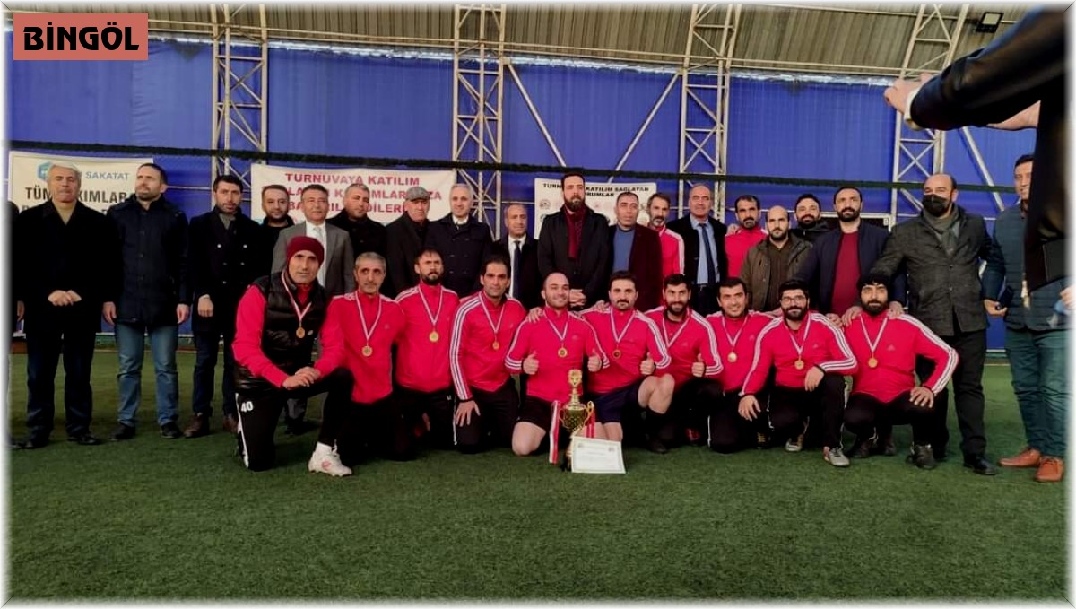 Bingöl'de kurum çalışanları, öğrenciler için forma terletti