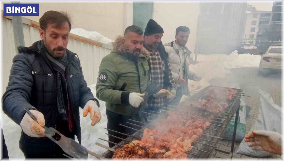 Bingöl'de mangallar depremzedeler için yandı