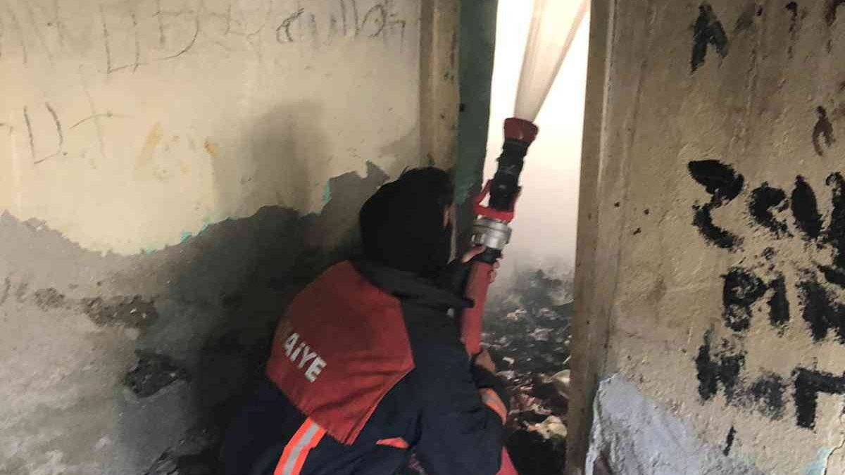 Bingöl'de metruk binadaki yangın söndürüldü