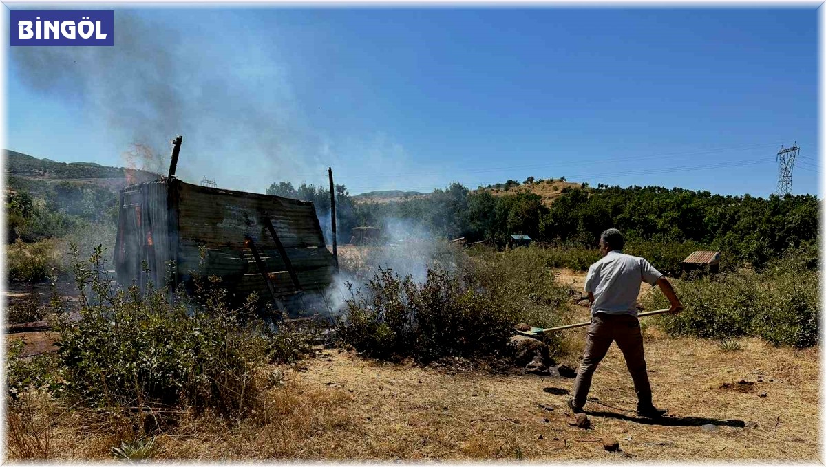 Bingöl'de metruk yapıda çıkan yangın ormanlık alana sıçramadan söndürüldü