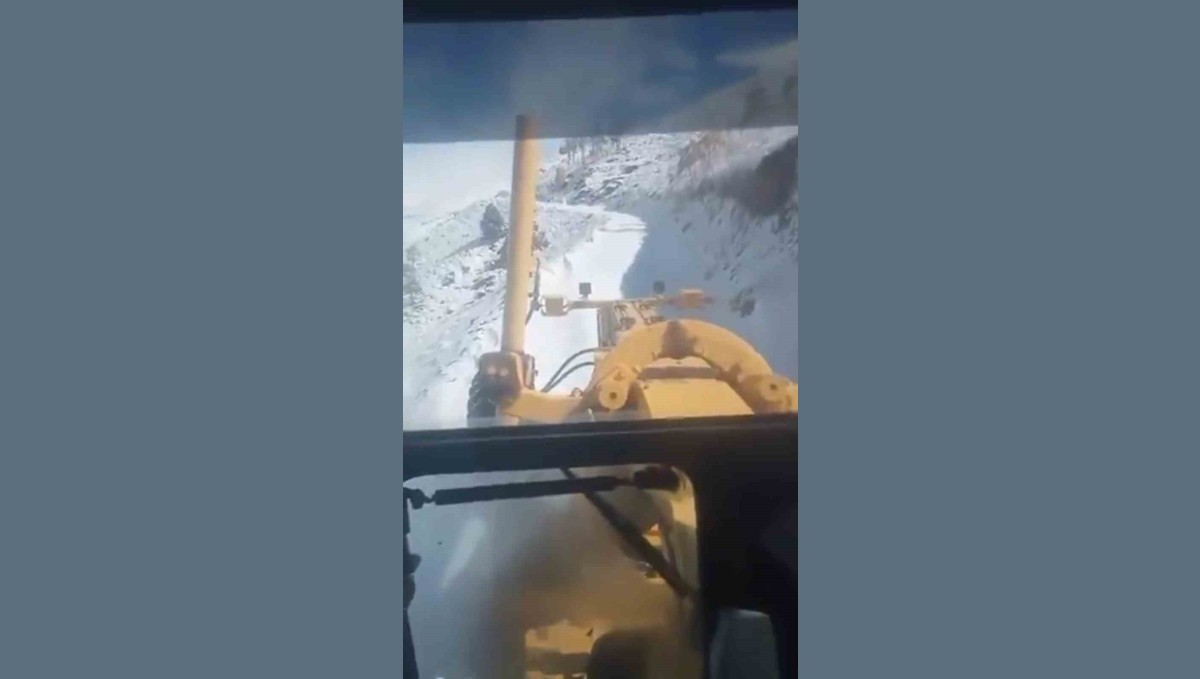 Bingöl'de mevsiminin ilk karı yağdı: Ekipler hemen harekete geçti